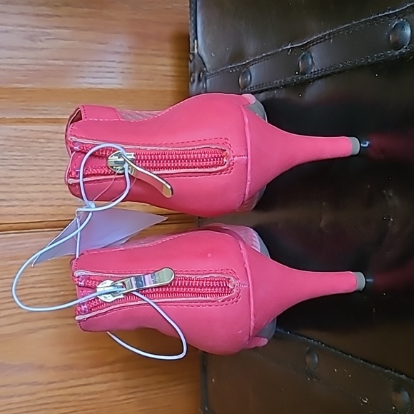 Lottini-red, pointy-toe, mesh/ illusion booties, size 8.5 - Picture 6 of 9